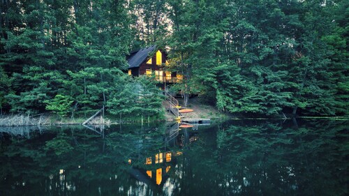 Lakeside Cabin: Private Dock - Canoe & Kayaks - HotTub -PetFriendly -Arcade Game