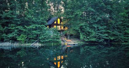 Lakeside Cabin: Private Dock - Canoe & Kayaks - HotTub -PetFriendly -Arcade Game