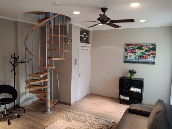 Smart TV - 3-room 2 level family-/pet-friendly apartment in Riga with WiFi and parking (Riga)