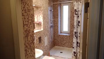 Dusche, Haartrockner, Handtücher, Seife