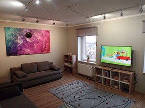 Smart TV - 3-room 2 level family-/pet-friendly apartment in Riga with WiFi and parking (Riga)