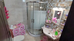 Hair dryer, towels, soap, toilet paper - Modern Duplex In the center of Irbid (Irbid)