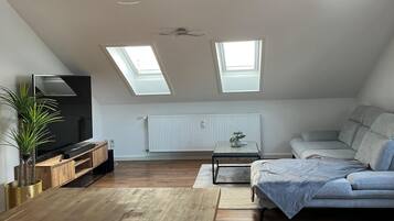 Una Smart TV, un reproductor estéreo