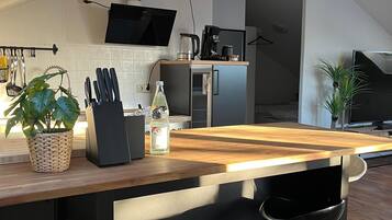 Frigorífico, horno, placa de cocina y lavavajillas