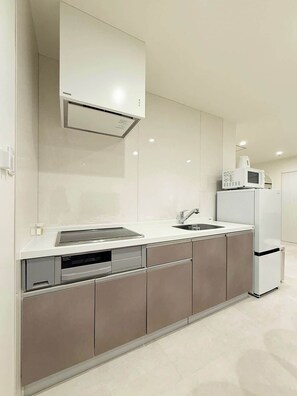 Fridge, microwave, stovetop, cookware/dishes/utensils