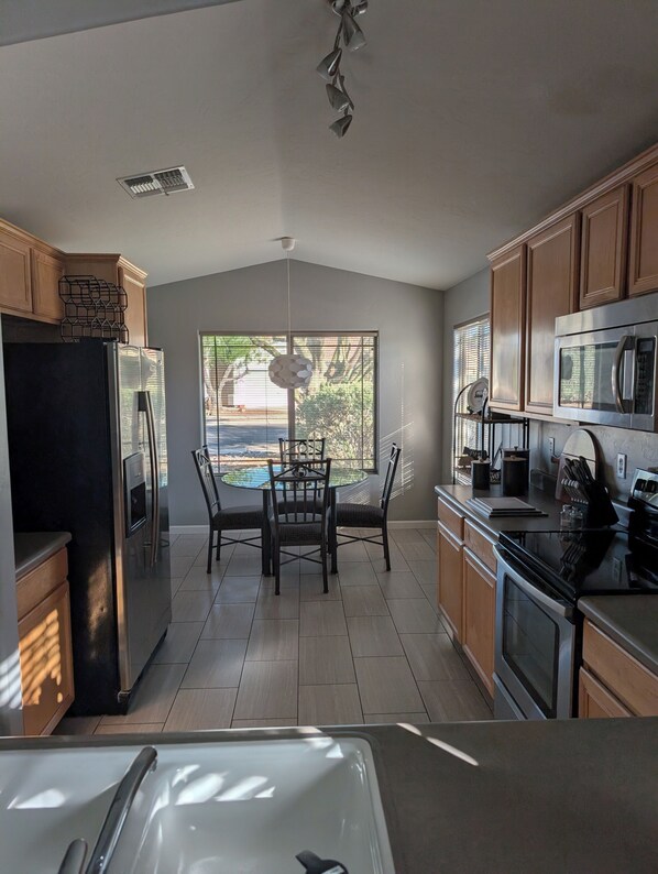 Mikrowelle, Ofen, Herdplatte, Geschirrspüler