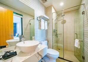 Free toiletries, hair dryer, slippers, towels - Kim Sentral Hotel (Ha Long)