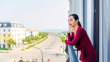 Desk, laptop workspace, soundproofing, free WiFi