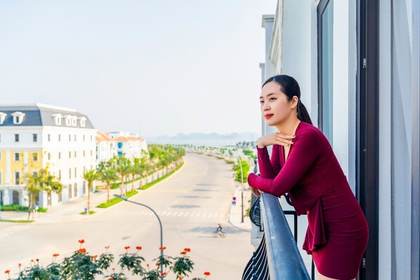 Een bureau, een laptopwerkplek, geluiddichte muren, gratis wifi