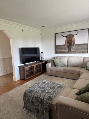 Smart TV, fireplace, video games, printers - McGregor House - Minutes to beaches and multiple golf courses! (New Glasgow)