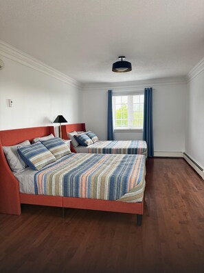 4 bedrooms, desk, iron/ironing board, free WiFi - McGregor House - Minutes to beaches and multiple golf courses! (New Glasgow)