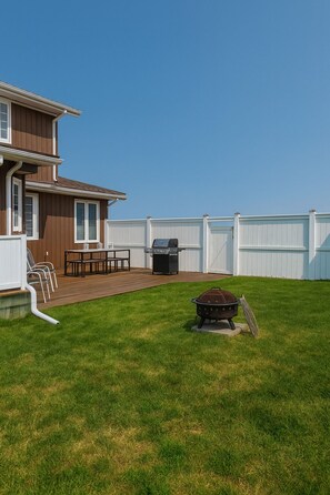 Outdoor dining - McGregor House - Minutes to beaches and multiple golf courses! (New Glasgow)