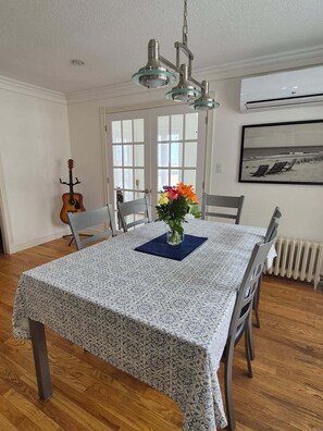 Dining - McGregor House - Minutes to beaches and multiple golf courses! (New Glasgow)