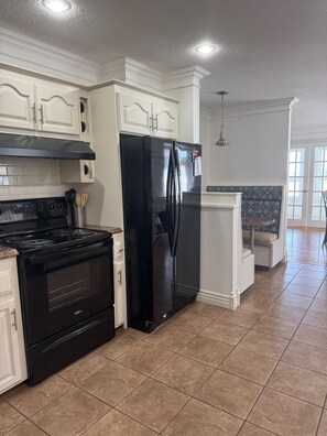 冷蔵庫、電子レンジ、オーブン、コンロ