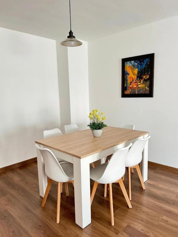 Apartment, 3 Schlafzimmer, Balkon, Stadtblick | Speisen