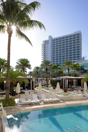 5 outdoor pools - Residences at Fontainebleau Miami (Miami Beach)