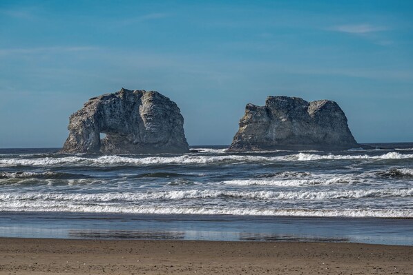 Beach nearby - Storybook Beach Cottage *Retreat* at Twin Rocks (Rockaway Beach)