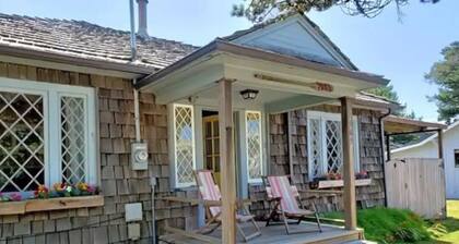 Storybook Beach Cottage *Retreat* at Twin Rocks