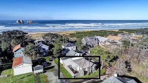 Un quartier résidentiel situé sur la côte, avec des maisons, une plage et une vue sur l’océan.