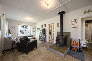 Smart TV - Storybook Beach Cottage *Retreat* at Twin Rocks (Rockaway Beach)