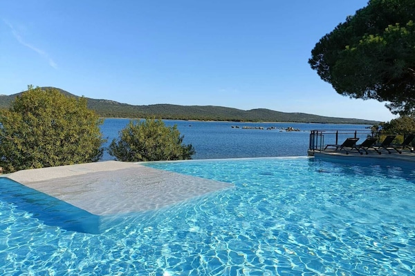 Piscine avec vue mer