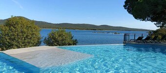 New 2-4 pers apartment with loggia -Heated pool- seaside- near Bonifacio