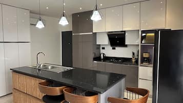 Frigorifero, microonde, forno, piano cottura