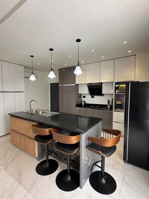 Kjøleskap, mikrobølgeovn, ovn og kokeplater