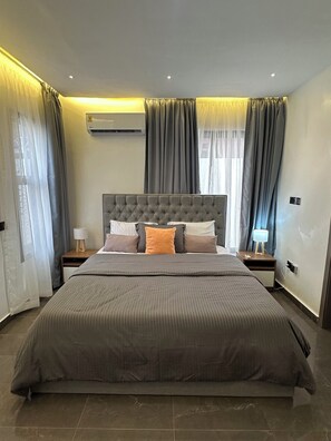 2 soverom, skrivebord, strykejern/-brett og wi-fi (inkludert)