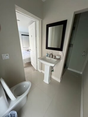 Dusche, Haartrockner, HandtĂŒcher, Seife