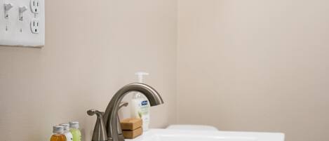 Regadera, secadora de cabello, toallas