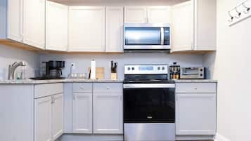 Kühlschrank, Mikrowelle, Ofen, Geschirrspüler