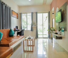 1 bedroom, desk, bed sheets