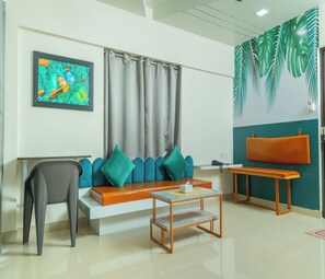 One Bedroom Apartment with King bed and Mountain View | 1 bedroom, desk, bed sheets - Copper 11 Service Apartments -SB Road, Shivaji Nagar, Pune (Pune)
