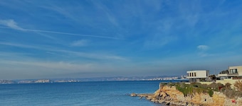 Seaside town house, quiet and bright