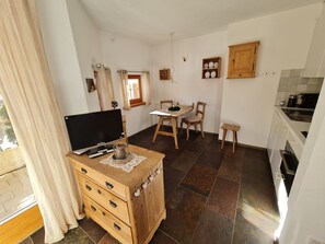 Kjøleskap, mikrobølgeovn, ovn og kaffetrakter/tekoker