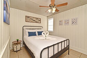 2 bedrooms, iron/ironing board, WiFi - Snowbirds! Villa w/ Private Lake, Golf, Pickleball, Disney/Universal (Clermont)