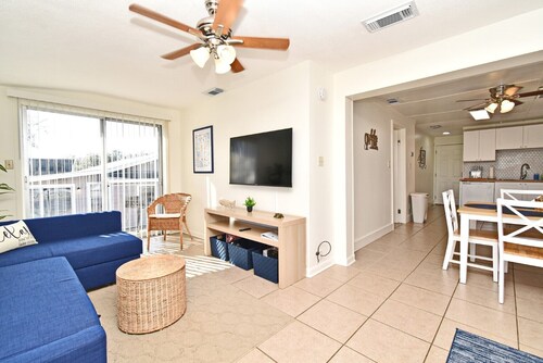 Snowbirds! Villa w/ Private Lake, Golf, Pickleball, Disney/Universal