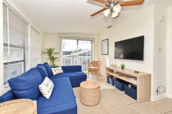 Living Room
Pull Sectional accommodates up to 2