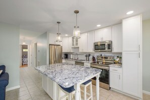 Kylskåp, mikrovågsugn, ugn och spishäll