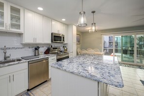 Kylskåp, mikrovågsugn, ugn och spishäll