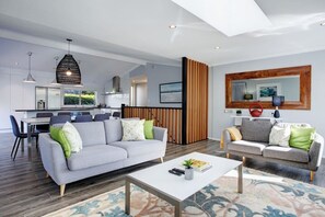 TV - Coastal Retreat w Spa Pool just Steps to the Beach (Auckland North Shore)