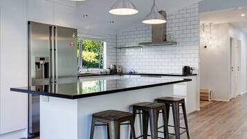 Coffee/tea maker, fridge, oven, stovetop