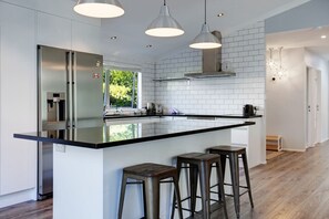 Fridge, oven, stovetop, dishwasher - Coastal Retreat w Spa Pool just Steps to the Beach (Auckland North Shore)