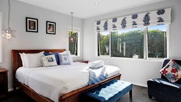 4 bedrooms, desk, iron/ironing board, WiFi (free)