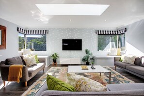 TV - Coastal Retreat w Spa Pool just Steps to the Beach (Auckland North Shore)