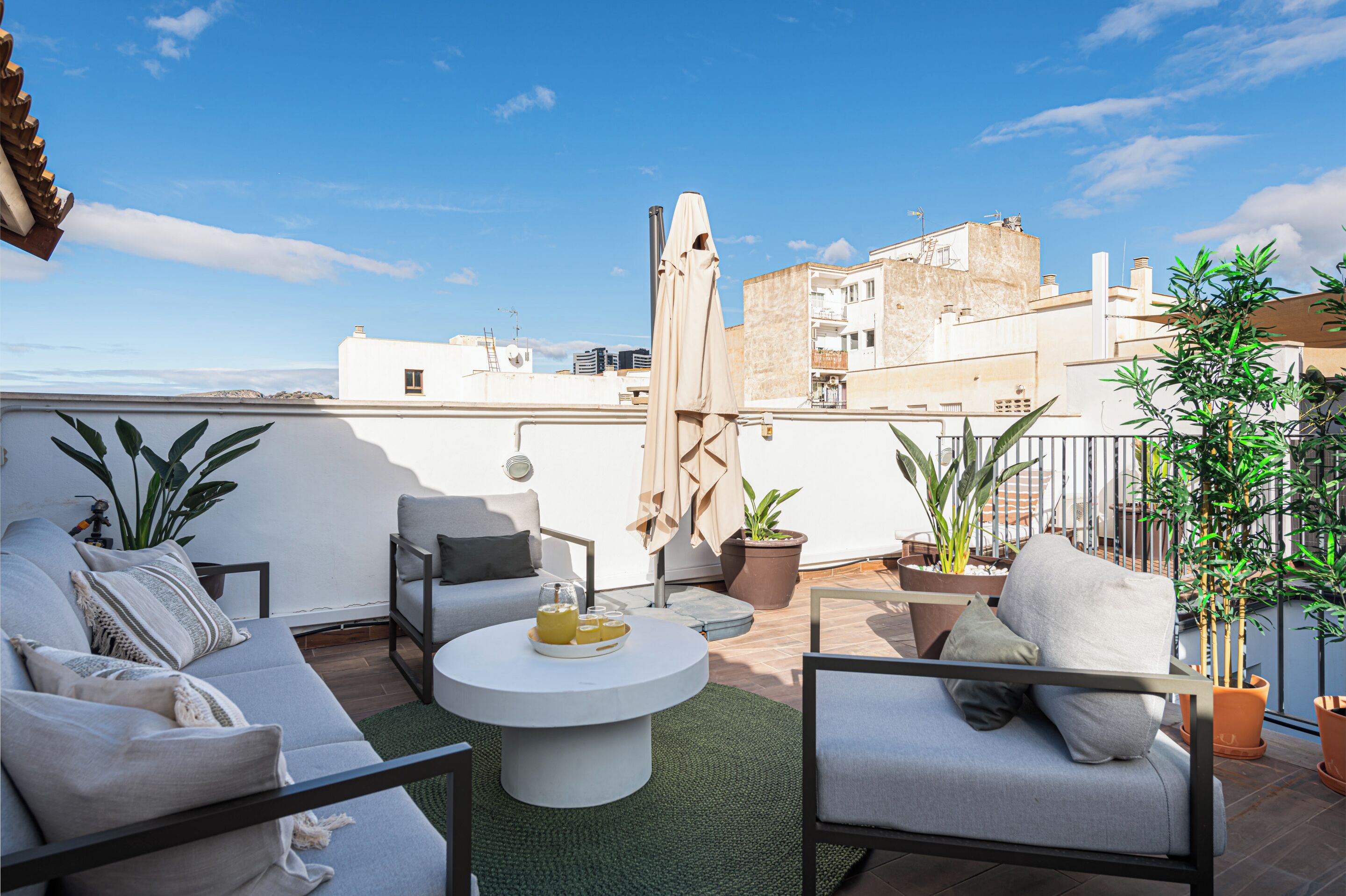 Appartement classique, vue sur la ville | Terrasse/patio