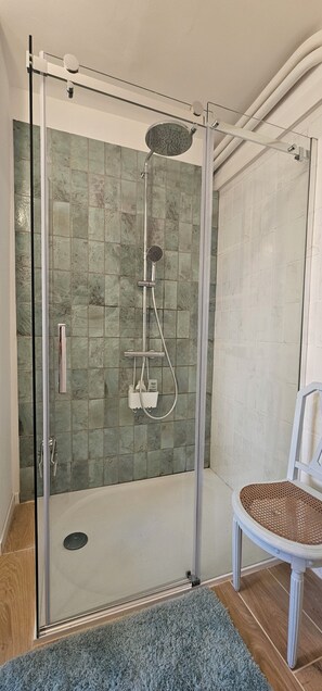Ducha y secador de pelo