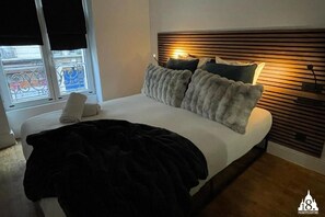 1 habitación, tabla de planchar con plancha y cuna de viaje