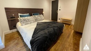 1 quarto, ferros/tábuas de passar roupa, berço de viagem
